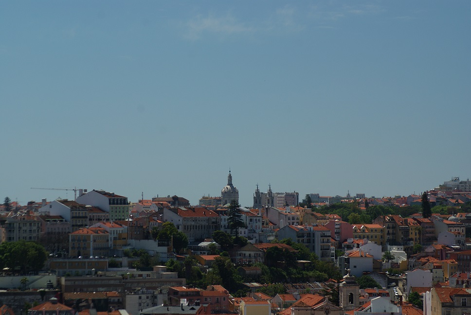 Общий вид на Лиссабон со смотровой площадки.
