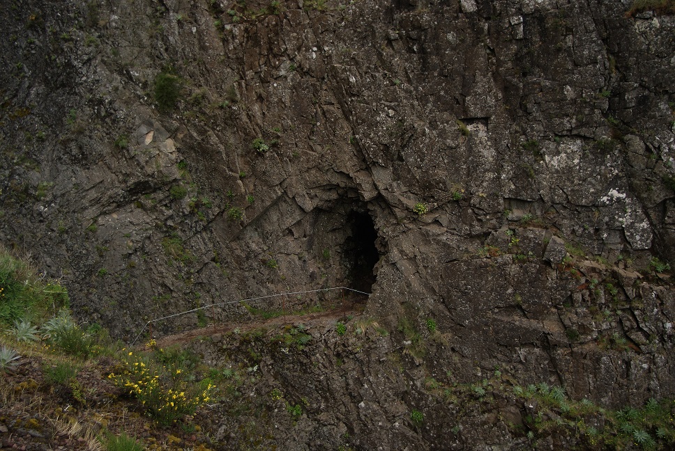 Один из тоннелей на другую сторону горы.