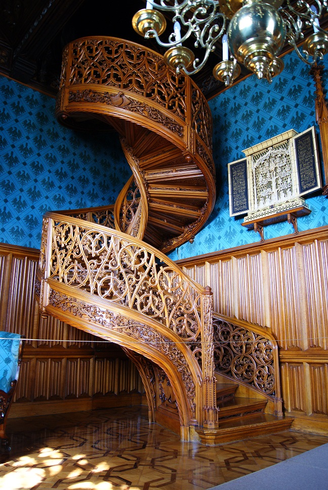 Лестница, вырезанная из цельного ствола дуба, во дворце Леднице. 